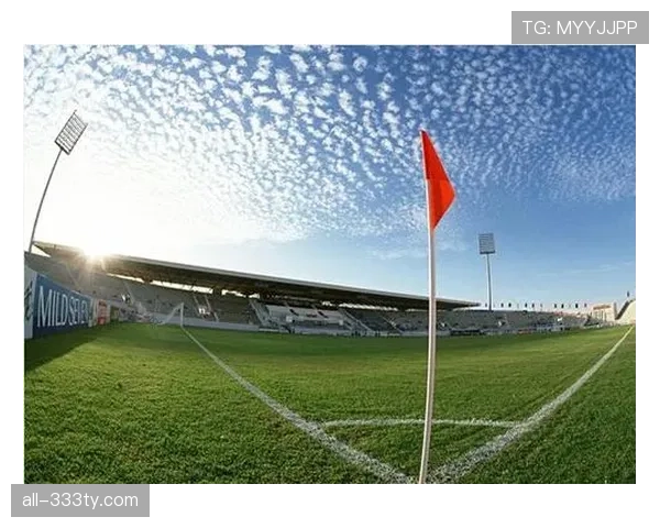 角球旗杆必须固定吗？规则如何规定其使用与移除？